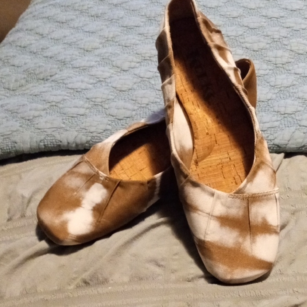 Elegant Brown and White Women's Flats
